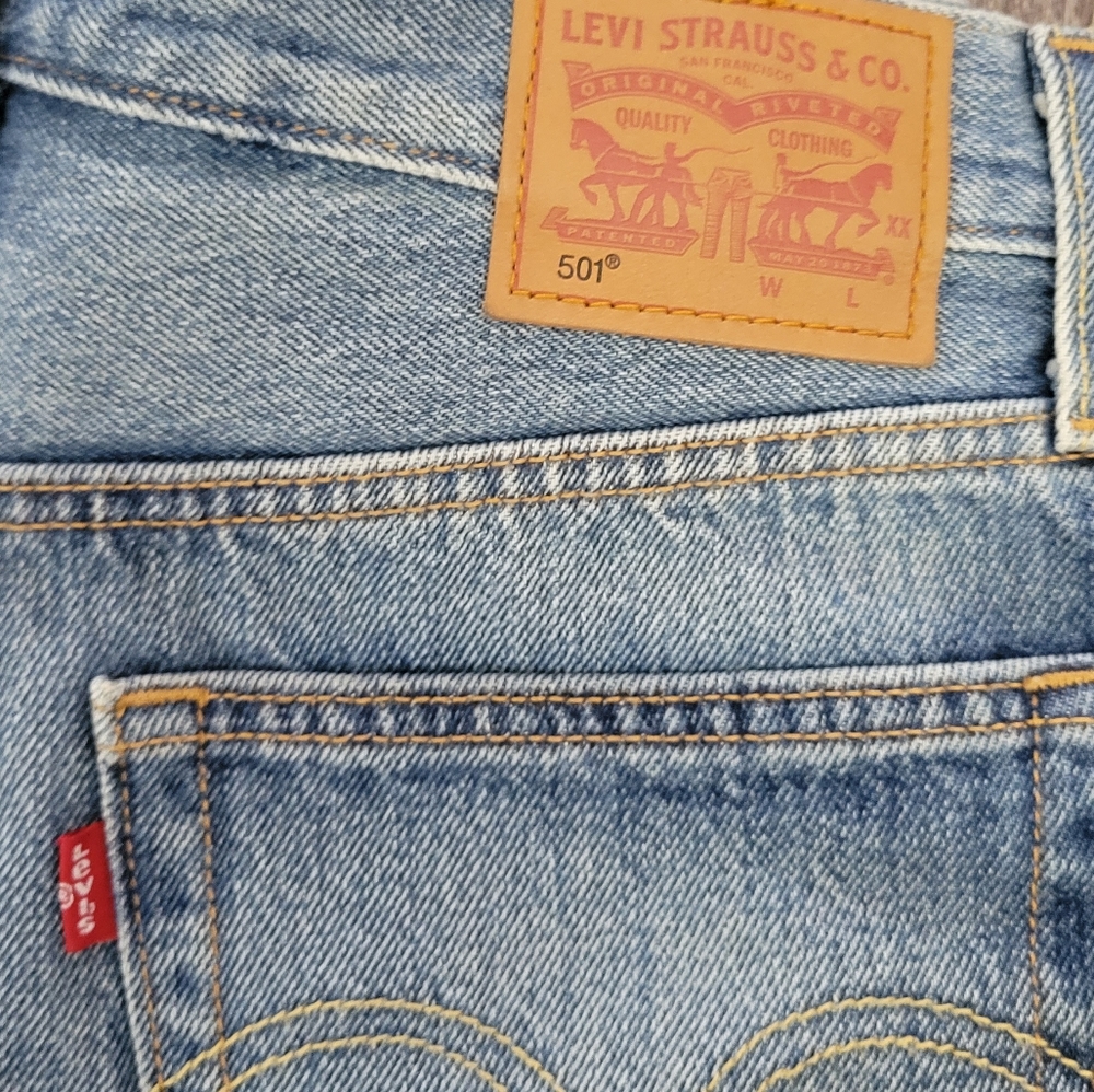 Levis 501 jean shorts - Picture 3 of 7